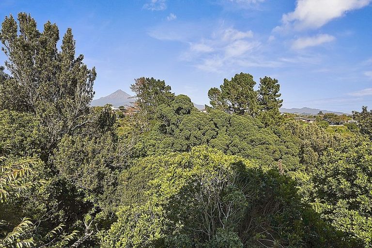 Photo of property in 11 Margaret Place, Merrilands, New Plymouth, 4312
