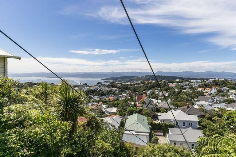 Photo of property in 17 Fairview Crescent, Kelburn, Wellington, 6012