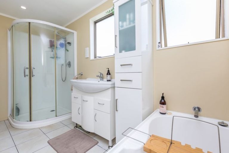 Photo of property in 4 Valley Road, Waiuku, 2123