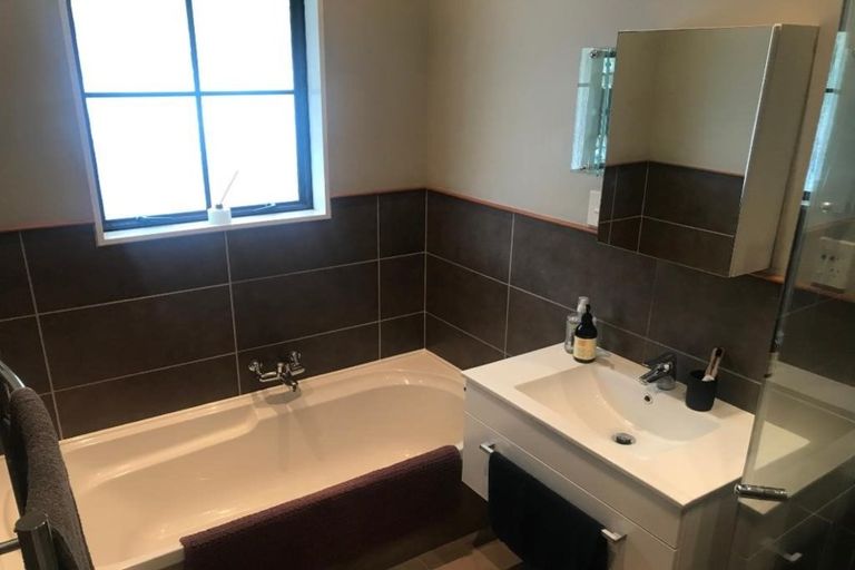 Photo of property in 22 Evesham Place, Newlands, Wellington, 6037