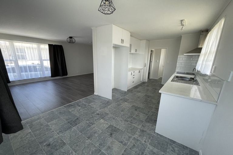 Photo of property in 2 Maybelle Place, Kelston, Auckland, 0602