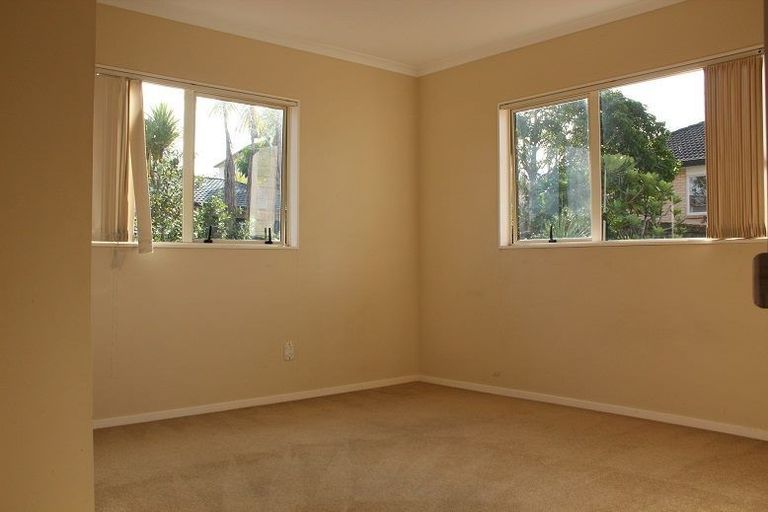 Photo of property in 4 Trotting Terrace, Fairview Heights, Auckland, 0632