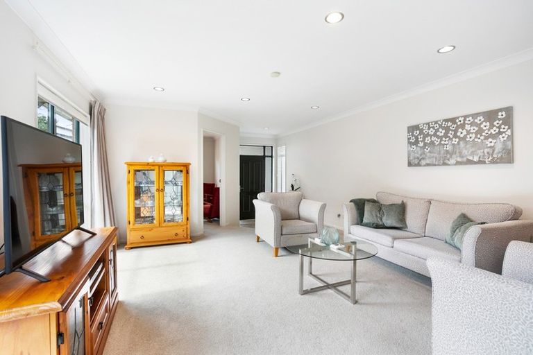 Photo of property in 20 Rising Parade, Fairview Heights, Auckland, 0632