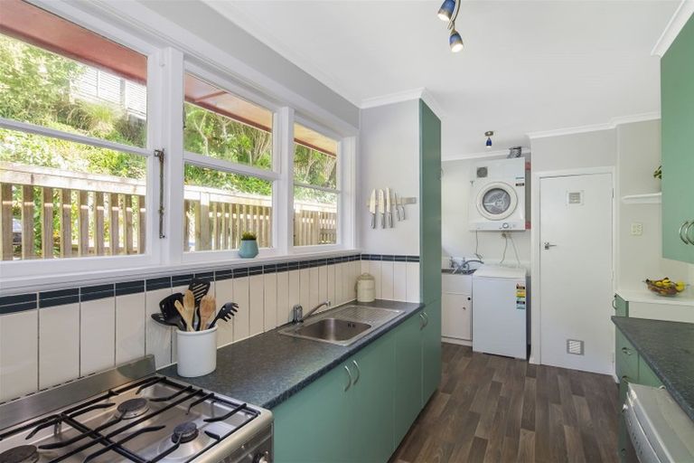 Photo of property in 102 Ruskin Road, Newlands, Wellington, 6037