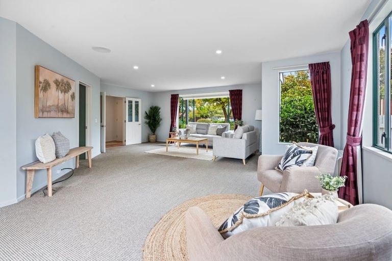 Photo of property in 21 Thornwood Place, Redwood, Christchurch, 8051