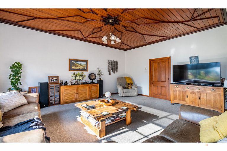 Photo of property in 72 Timaru Road, Waimate, 7924