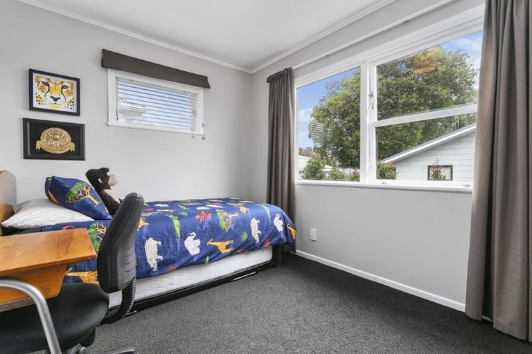 Photo of property in 5 Tauhara Street, Green Bay, Auckland, 0604