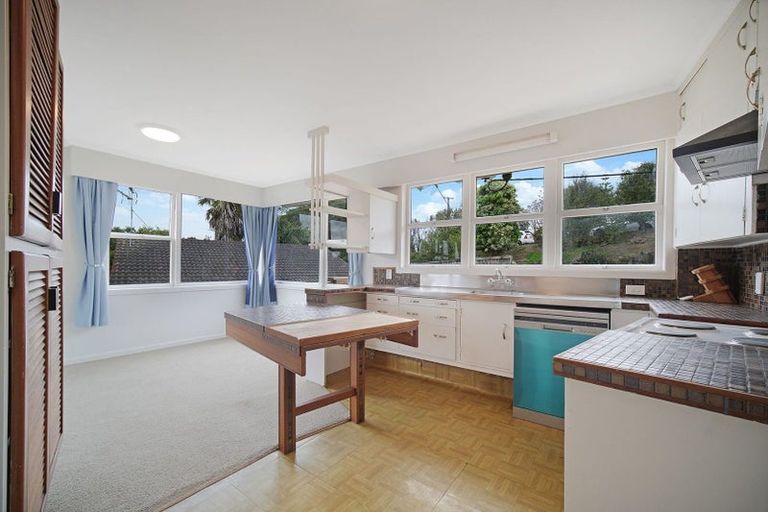 Photo of property in 392 Glenfield Road, Glenfield, Auckland, 0629