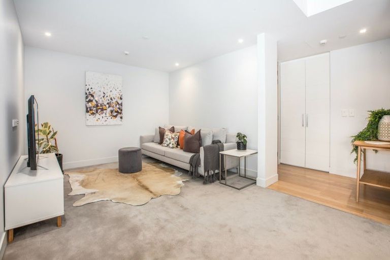 Photo of property in Clyde Quay Wharf, 1/7b Clyde Quay Wharf, Te Aro, Wellington, 6011