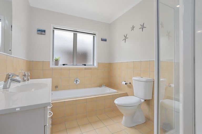 Photo of property in 46 Lagoon Way, West Harbour, Auckland, 0618