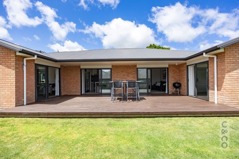 Photo of property in 42 Gilbransen Road, Kumeu, 0810
