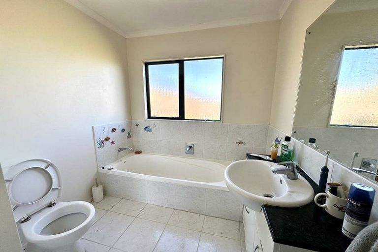 Photo of property in 8 Canonbie Place, East Tamaki Heights, Auckland, 2016