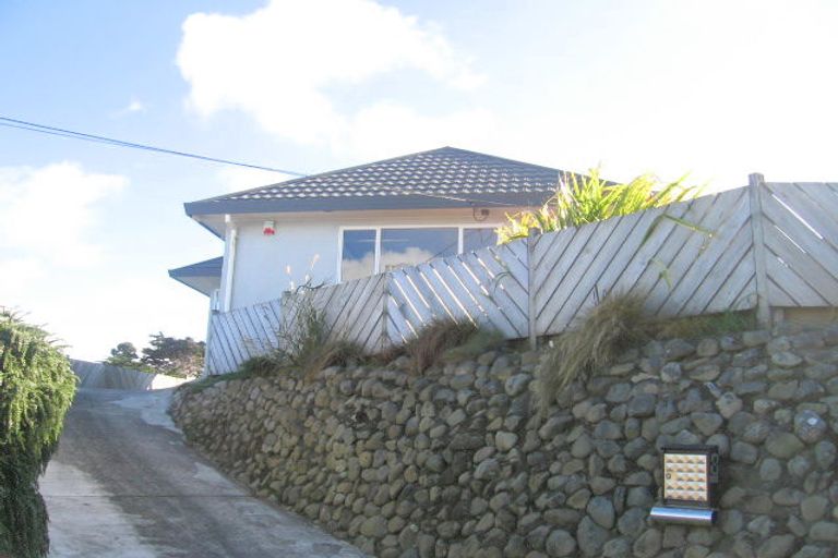 Photo of property in 8 Te Whiti Grove, Korokoro, Lower Hutt, 5012