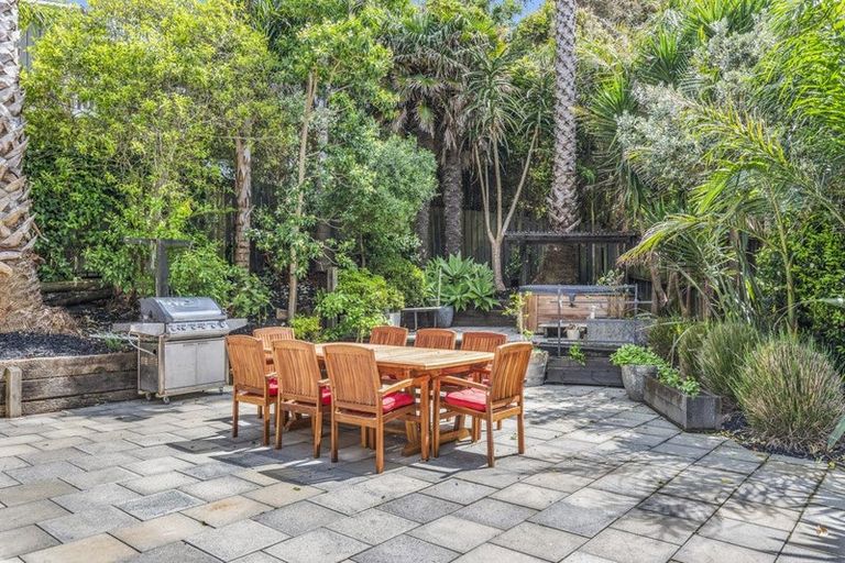 Photo of property in 2/946 Beach Road, Waiake, Auckland, 0630