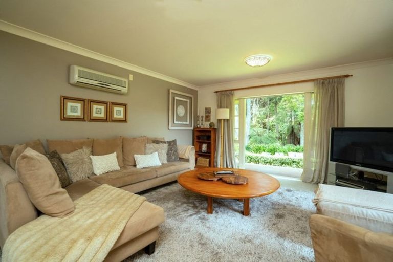 Photo of property in 25 Walpole Avenue, Hillpark, Auckland, 2102
