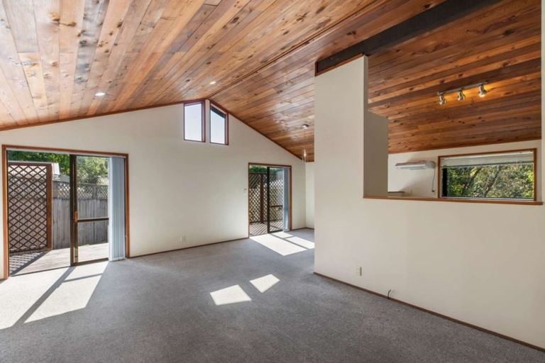 Photo of property in 2/11 Firle Place, Green Bay, Auckland, 0604