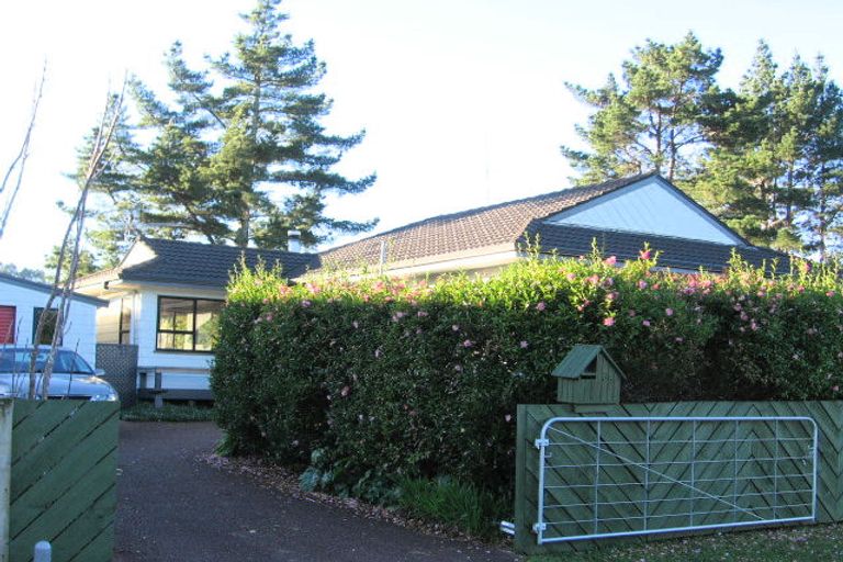 Photo of property in 32 Redlands Grove, Swanson, Auckland, 0612