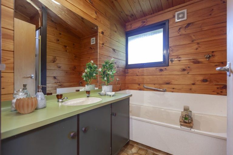 Photo of property in 1a Karaka Grove, Waikanae, 5036