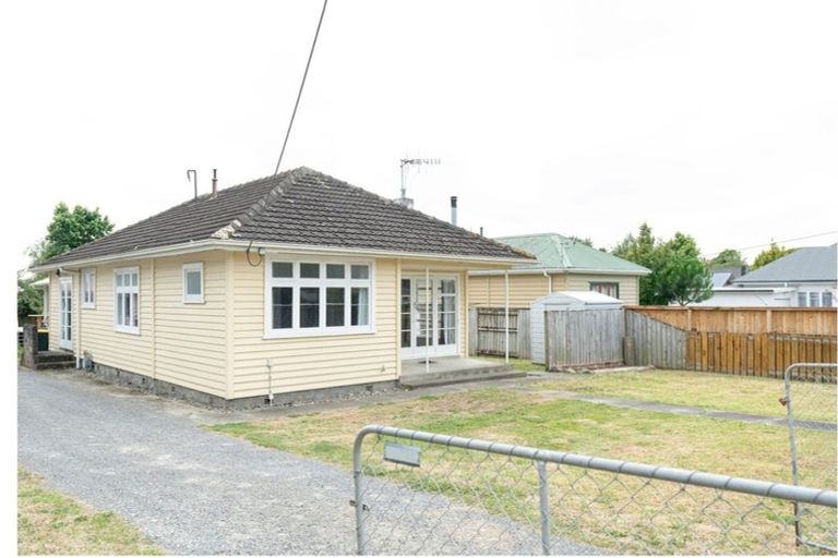 Photo of property in 71 Queenwood Road, Levin, 5510