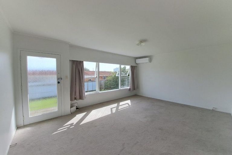 Photo of property in 2/29 Taharoto Road, Takapuna, Auckland, 0622