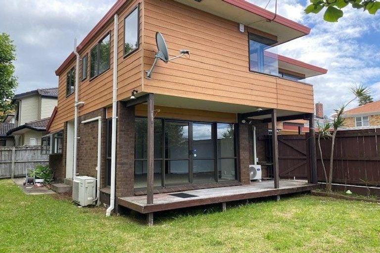 Photo of property in 2/12 Bradbury Road, Botany Downs, Auckland, 2010