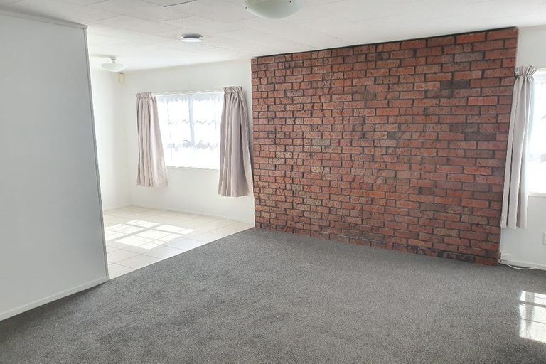 Photo of property in 33 Claverdon Drive, Massey, Auckland, 0614