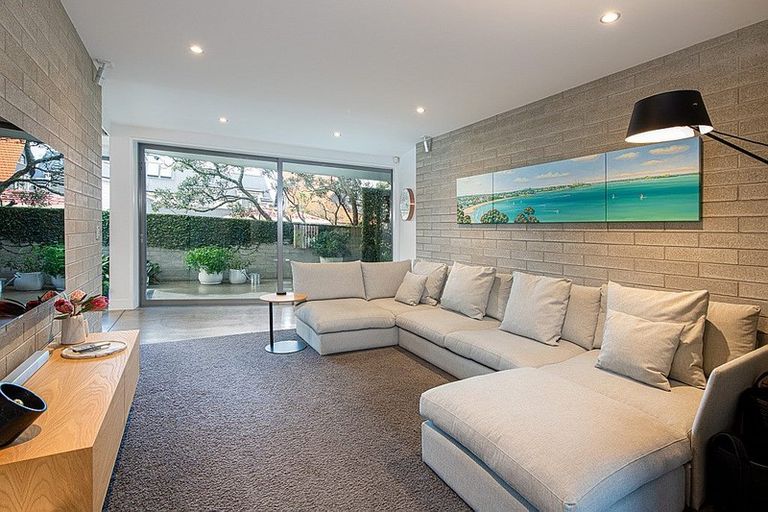 Photo of property in 33a Stanley Point Road, Stanley Point, Auckland, 0624