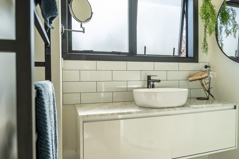 Photo of property in 77 Gilbass Avenue, Hamilton Lake, Hamilton, 3204