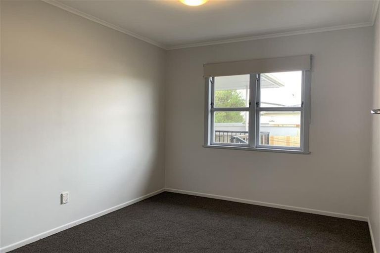Photo of property in 22 Hobsonville Road, West Harbour, Auckland, 0618