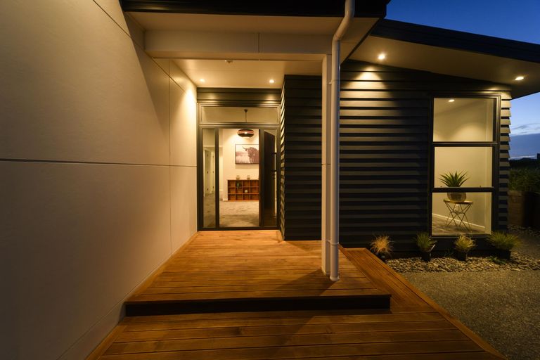 Photo of property in 3 Vaucluse Heights, Fitzherbert, Palmerston North, 4410