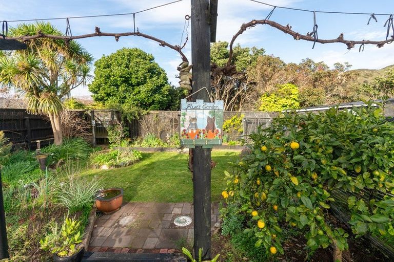 Photo of property in 108 Wellington Road, Paekakariki, 5034