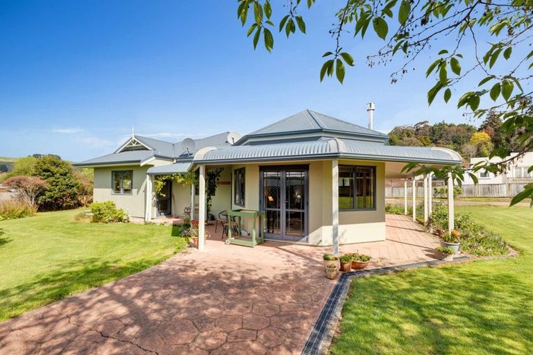 Photo of property in 20 Paraekaretu Street, Hunterville, 4730