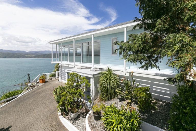 Photo of property in 4 Tai Paku Paku Road, Karaka Bays, Wellington, 6022