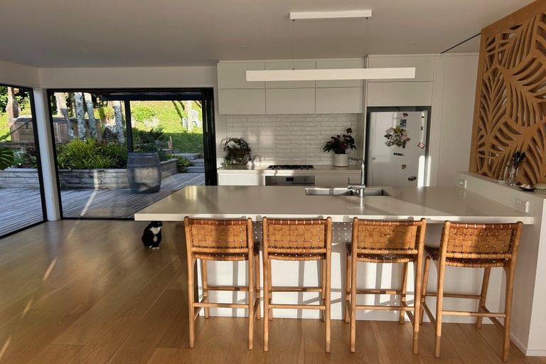 Photo of property in 2 Piha Road, Piha, 0772