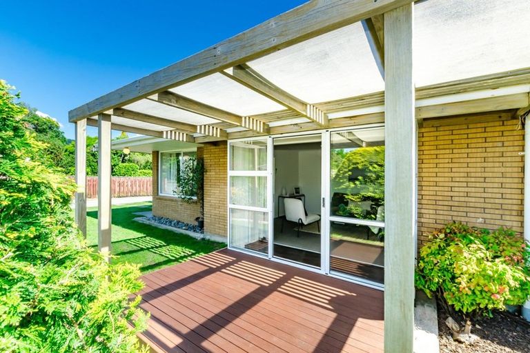 Photo of property in 2a Rewarewa Crescent, Waikanae, 5036