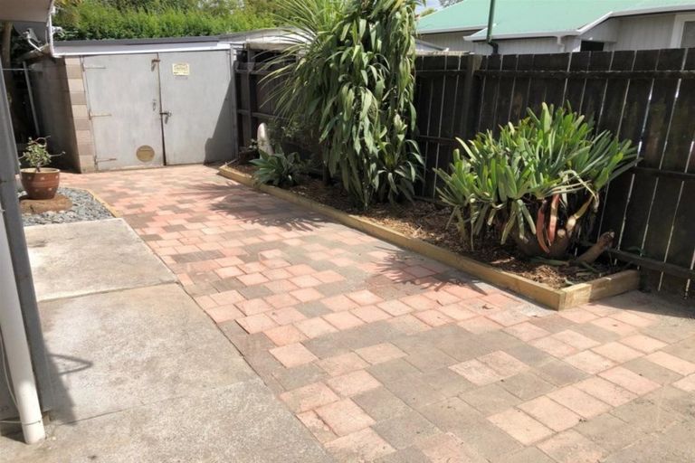 Photo of property in 2/8 Keeling Road, Henderson, Auckland, 0612