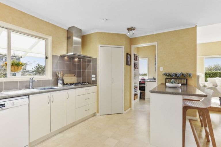 Photo of property in 12 Ross Avenue, Glenfield, Auckland, 0629