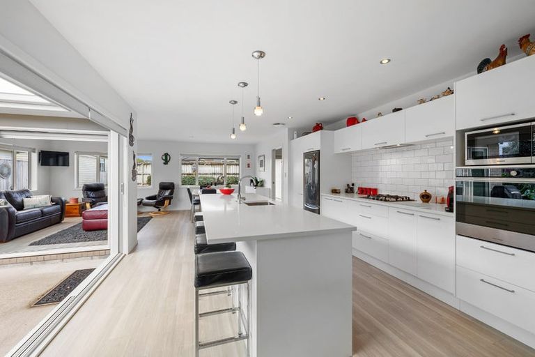 Photo of property in 2 Rayner Way, Glen Avon, New Plymouth, 4312