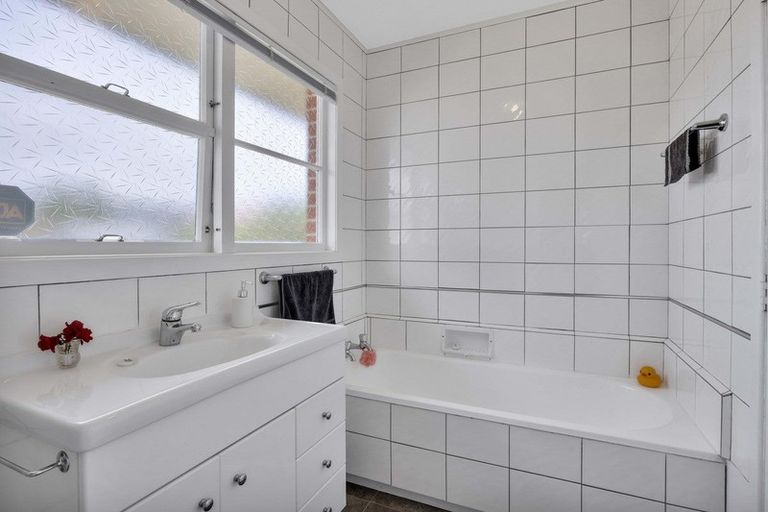 Photo of property in 1 Reid Avenue, Hawera, 4610