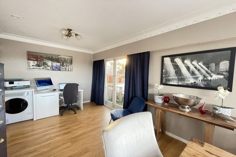 Photo of property in 117 Forrest Hill Road, Forrest Hill, Auckland, 0620