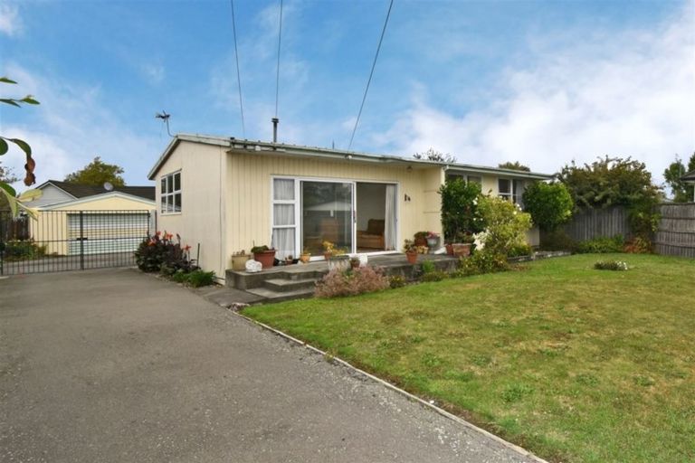 Photo of property in 10 Virgil Place, Northcote, Christchurch, 8052
