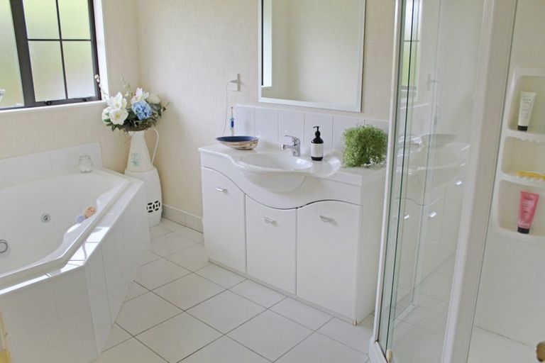 Photo of property in 16 Woodgate Court, Fitzherbert, Palmerston North, 4410