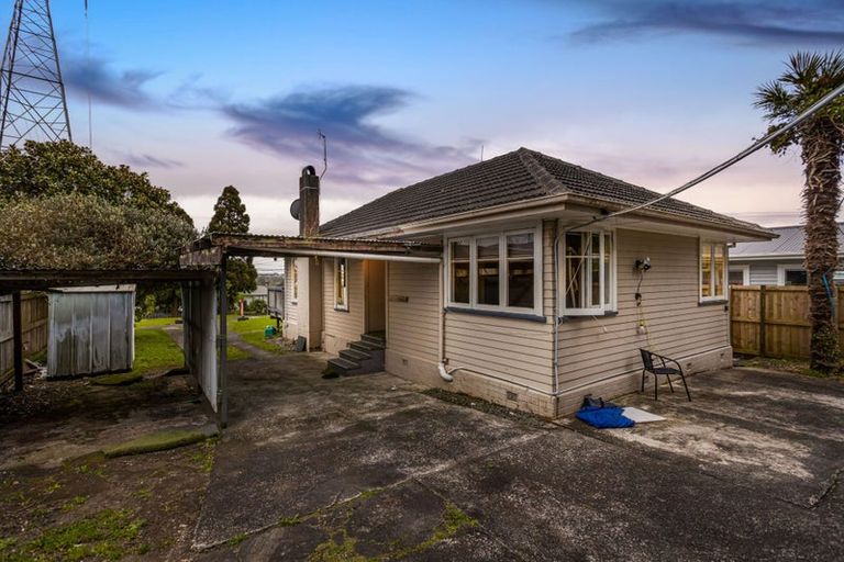 Photo of property in 15 Paton Avenue, Te Atatu South, Auckland, 0610