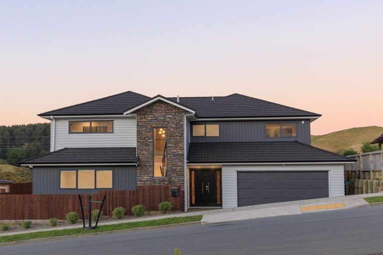 Photo of property in 142 Amesbury Drive, Churton Park, Wellington, 6037