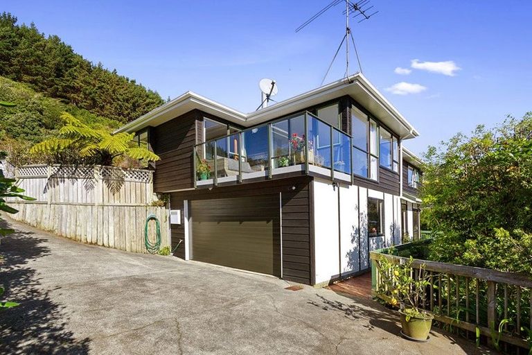 Photo of property in 40 Woodman Drive, Tawa, Wellington, 5028