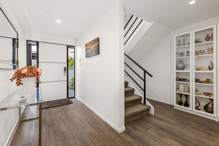 Photo of property in 2/60 Moncks Spur Road, Redcliffs, Christchurch, 8081