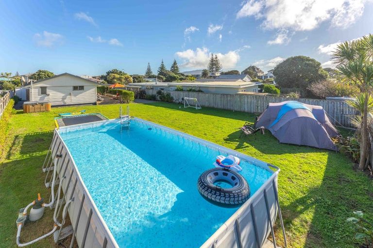 Photo of property in 7 Eruini Street, Waikanae Beach, Waikanae, 5036