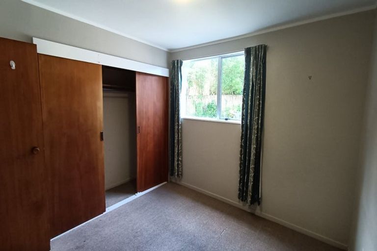 Photo of property in 13a Kingsbridge Place, Newlands, Wellington, 6037