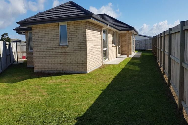 Photo of property in 8 Kamahi Place, One Tree Point, 0118