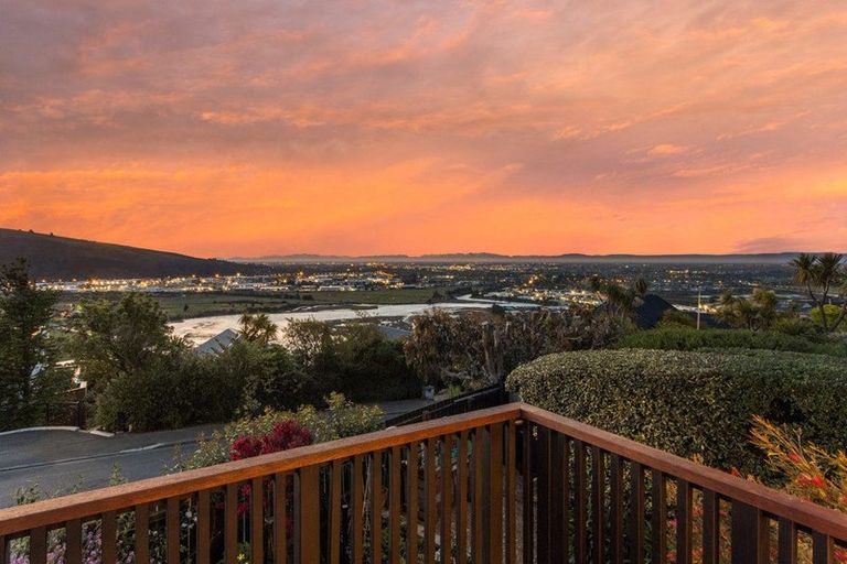 Photo of property in 87 Cannon Hill Crescent, Mount Pleasant, Christchurch, 8081